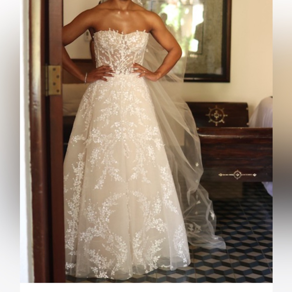 STUNNING MIRA ZWILLINGER Wedding Gown